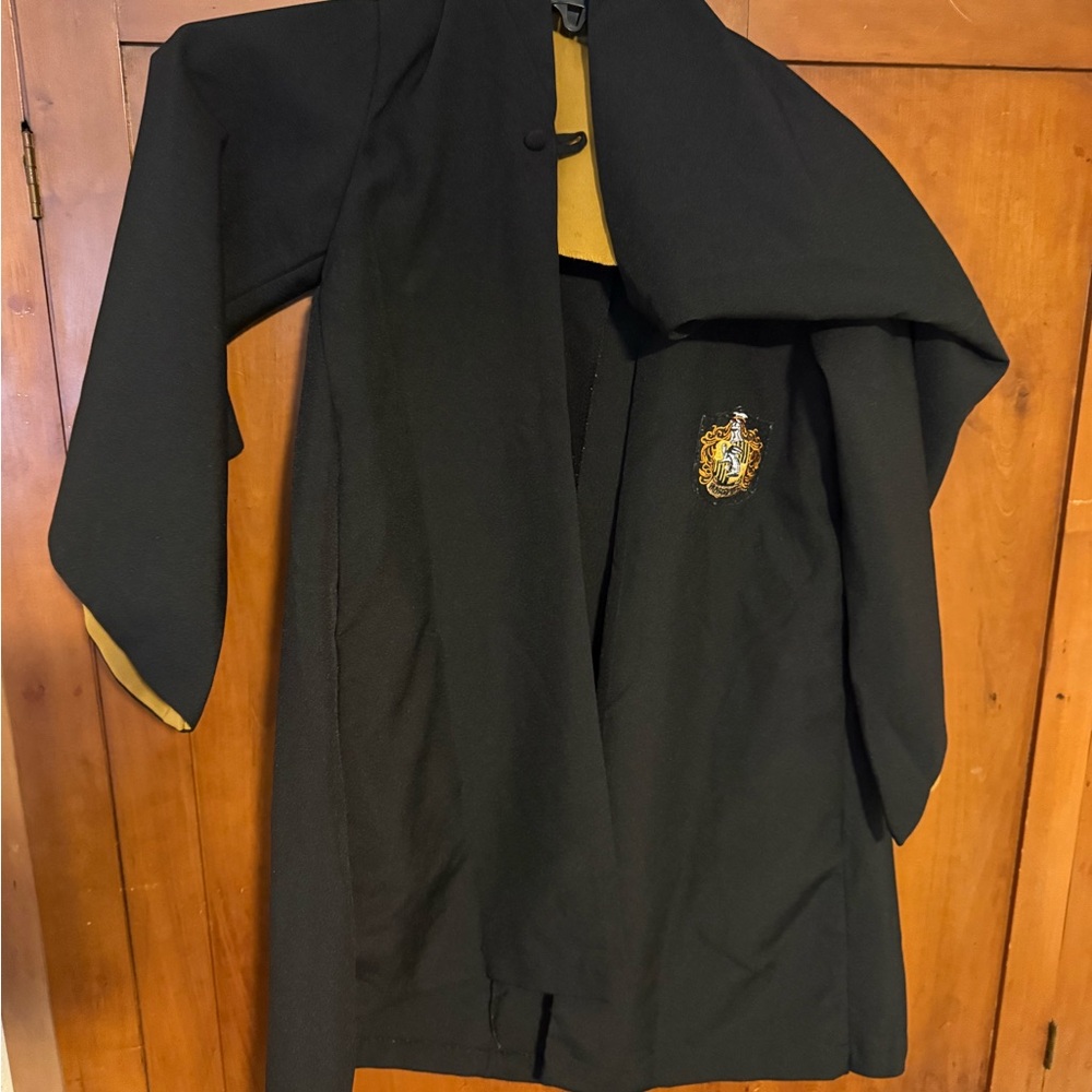 Warner Bros. Black and Gold Harry Potter Robe hufflepuff wizarding world